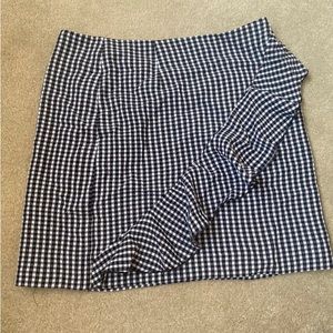 NWT - H&M houndstooth, mini skirt with frill, US 8